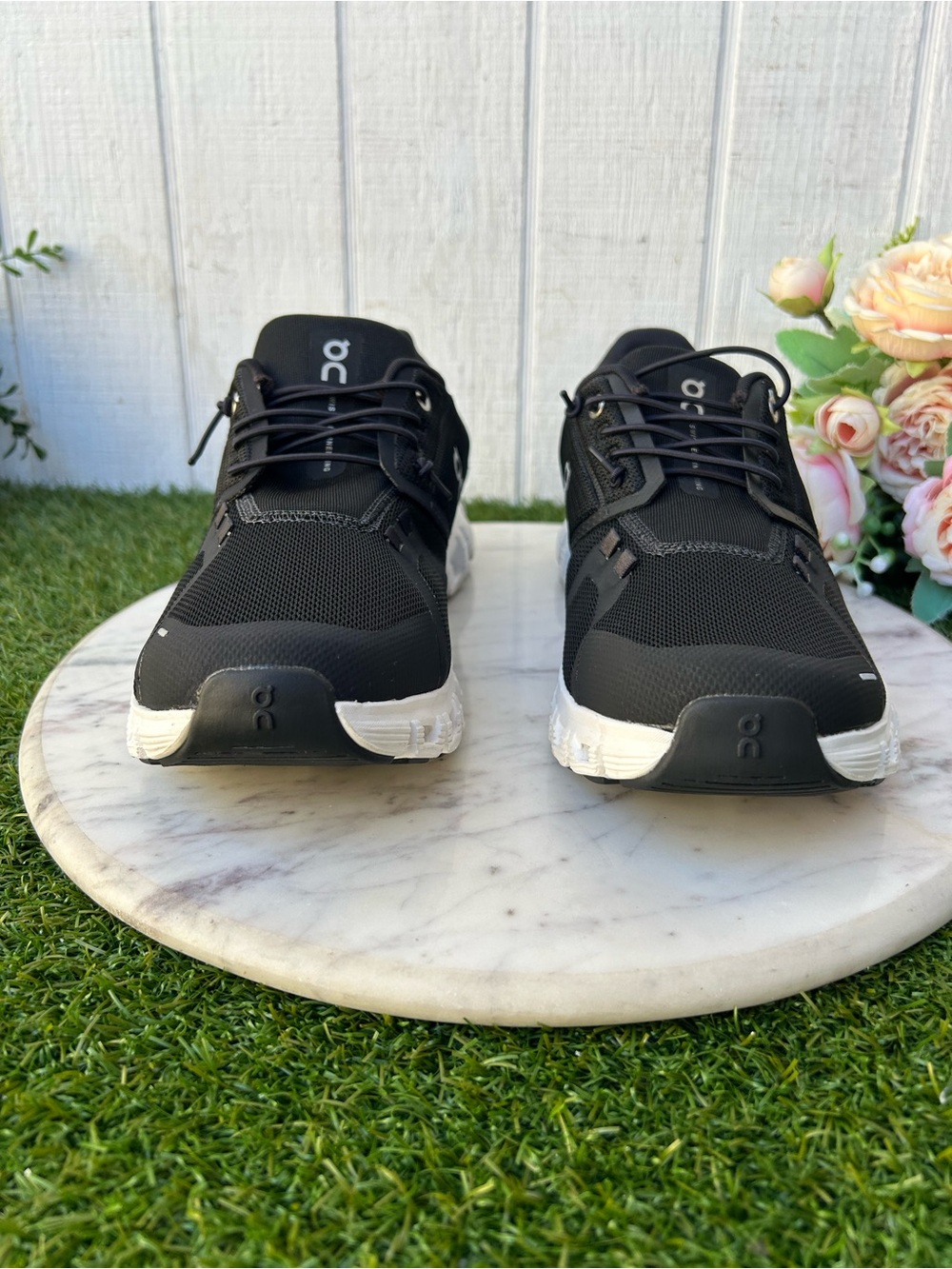 On Cloud 6 Sneakers in Black /white women size 9.5 gently used - Picture 6 of 16